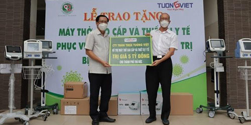 Tường Việt trao tặng máy thở và thiết bị y tế phục vụ công tác khám, điều trị bệnh nhân Covid-19